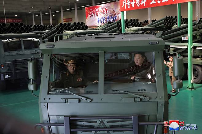 김정은 북한 국무위원장이 한국 수도권을 겨냥하는 신형 240㎜ 방사포(다연장로켓포의 북한식 표현)를 싣는 차량을 직접 시운전하며 포병 전투력 강화를 지시했다. 사진 조선중앙통신·연합뉴스