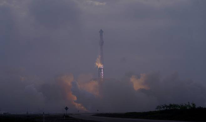 우주기업 스페이스X가 지난 3월14일 미국 텍사스에 있는 스타베이스에서 우주선 스타십의 세번째 시험비행을 하고 있다. AP연합뉴스 =
