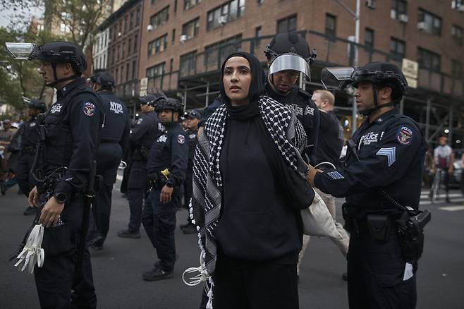 미국 뉴욕 메트로폴리탄 박물관에서 멧 갈라가 열린 지난 6일(현지시간) 경찰이 친팔레스타인 시위에서 시위대를 체포하고 있다. AP연합뉴스