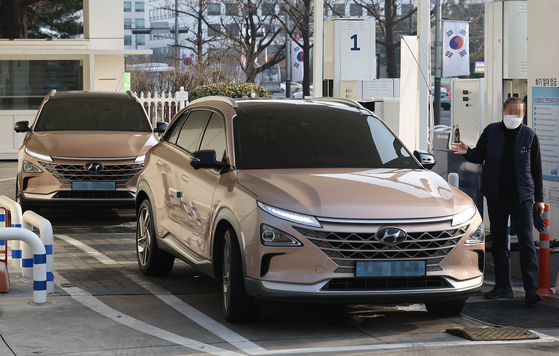 Nexo SUVs charge in Yeouido, western Seoul, on Feb. 13. [YONHAP]