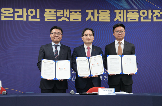 From left: WhaleCo Korea CEO Qin Sun, who spearheads Temu's Korean operation, Fair Trade Commission (FTC) Chairperson Han Ki-jeong and AliExpress Korea General Manager Ray Zhang pose for a photo during a signing ceremony held in central Seoul on Monday. [FTC]