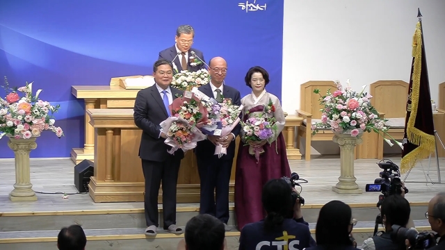 문상욱(왼쪽) 둔산제일교회 목사와 심상효(가운데) 대전성지교회 목사가 기념사진을 촬영하고 있다. 유튜브 캡처