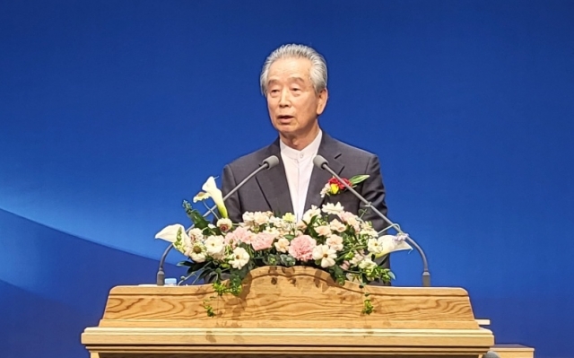 김용호 목사가 12일 대전시기독교연합회 대표회장 이취임식에서 격려사를 전하고 있다.