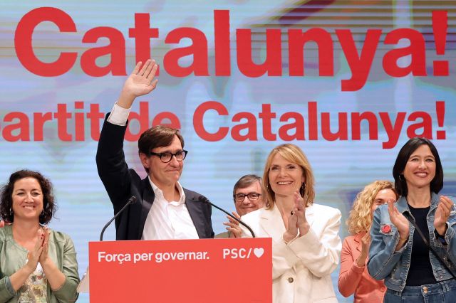 스페인 여당의 지방 연계 정당인 카탈루냐사회당(PSC)의 살바도르 일라(왼쪽 두 번째) 대표가 12일(현지시간) 카탈루냐 지방선거에서 지지자들에게 손을 흔들어 승리를 자축하고 있다. AFP연합뉴스
