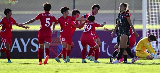 북한 조선중앙TV는 13일 AFC U-17 여자 아시안컵 북한과 남한의 경기 소식을 보도하면서 한국 유니폼에 있는 태극 마크를 모자이크 처리했다. 연합뉴스