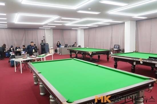 경기도 시흥 거북섬 마리나베이에 들어선 ‘원스톤스누커훈련장’은 165㎡ 규모로 스누커테이블 3대가 여유로운 간격을 두고 배치돼 있고, 뒤쪽 여유공간엔 대기석과 운영공간도 꾸려져 있다.