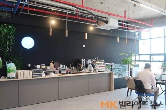 센터 2층에 있는 카페와 라운지. 선수와 회원들이 휴식을 취할 수 있는 공간이다.