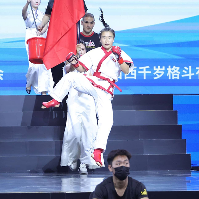 스밍이 2023년 1월 중국 종합격투기 단체 ‘잔줴청(战觉城)’이 개최한 러시아 무술 ‘삼보’ 아마추어 대회에 입장하면서 퍼포먼스를 보여주고 있다. 사진=JCK MMA