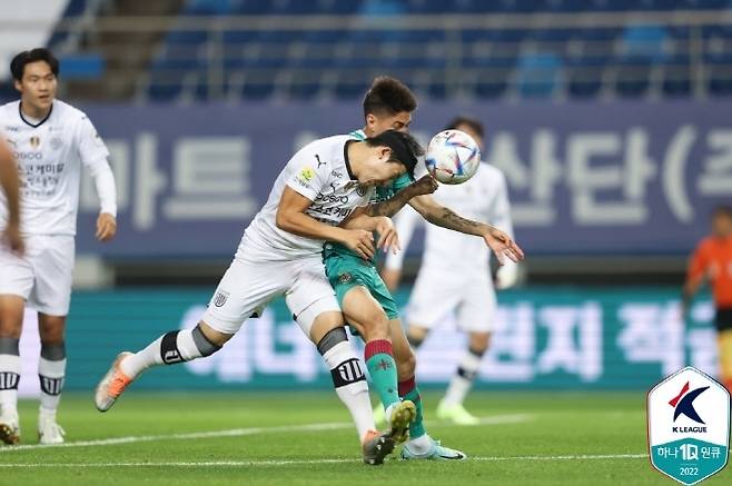 김태현(사진 왼쪽)은 몸을 아끼지 않는 선수다. 사진=한국프로축구연맹