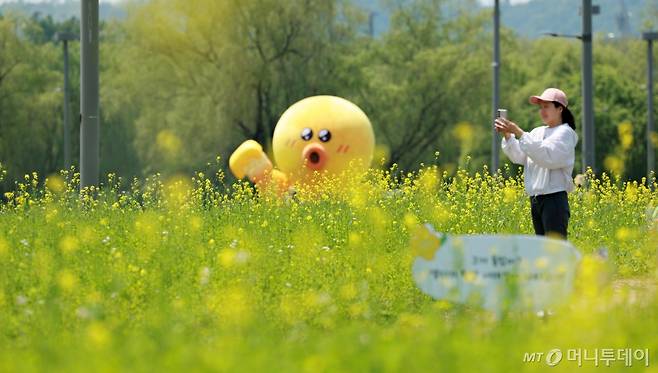 '유채찬란'을 주제로 2024 한강 서래섬 유채꽃 축제가 시작된 10일 서울 서초구 서래섬을 찾은 시민들이 여유로운 시간을 보내고 있다. /사진=뉴시스