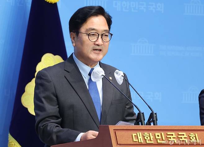 [서울=뉴시스] 조성봉 기자= 우원식 더불어민주당 의원이 7일 오전 서울 여의도 국회 소통관에서 제22대 국회의장 당내 경선 출마선언 기자회견을 하고 있다. 2024.05.07. suncho21@newsis.com /사진=조성봉