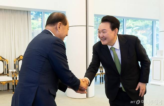 [서울=뉴시스] 윤석열 대통령이 13일 서울 한남동 관저에서 황우여 국민의힘 비상대책위원장과 만난 인사하고 있다. (사진=대통령실 제공) 2024.05.13. photo@newsis.com *재판매 및 DB 금지 /사진=전신