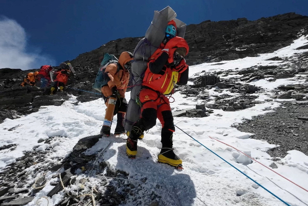 네팔의 한 셰르파가 에베레스트 29회 등정에 성공했다. 사진은 에베레스트를 등반하는 산악인들의 모습. /사진=로이터