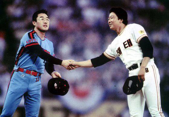 한국 프로야구 최고의 라이벌 롯데 최동원(왼쪽)과 해태 선동열이 악수하는 모습. 두 사람은 세 번 맞붙어 1승 1무 1패를 기록했다.   자료사진