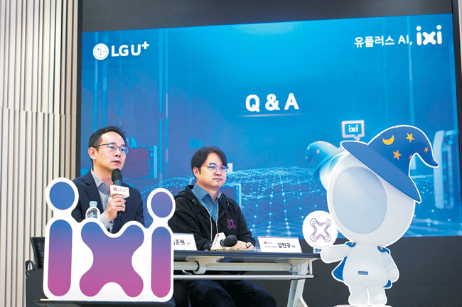 성준현 LG유플러스 인공지능(AI)·데이터프로덕트 담당(상무)이 지난달 8일 열린 기자 간담회에서 자체 AI ‘익시’(ixi) 기반의 챗 에이전트 4종에 대해 설명하고 있다.   LG유플러스 제공
