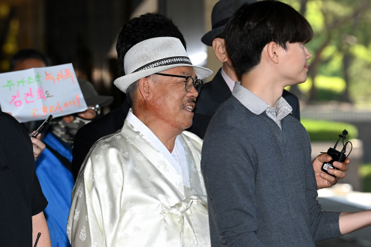 　 백은종 서울의소리 대표가 최재영 목사를 바라보며 미소를 짓고 있다. 문호남 기자