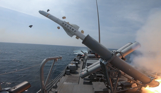지난 10일 동해 해상에서 실시한 합동 전투탄 실사격 훈련에서 홍대선함(PKG)이 적 수상함의 해상도발 상황을 가정해 해성-I 함대함유도탄을 발사하고 있다. 해군 제공