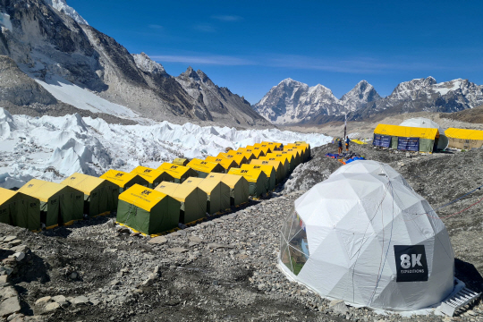 지난달 18일 솔루쿰부 지역에 위치한 에베레스트 베이스캠프에 산악인들이 텐트를 설치해 놓은 모습. AFP 연합뉴스