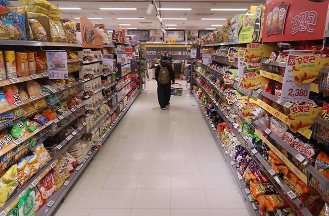 서울 시내의 한 대형마트 가공식품 및 과자 판매대에서 시민들이 장을 보고 있다. [연합]