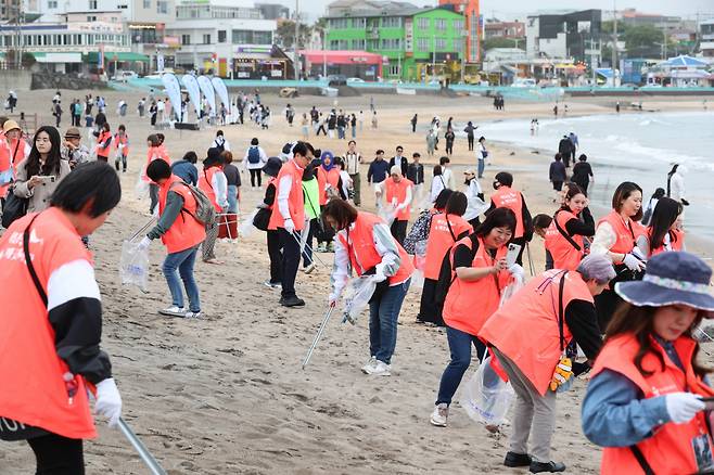 슈주팬사인회의 이색 풍경. 팬과 스타가 함께하는 해변 플로깅.