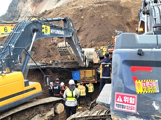 8일 오전 10시 48분쯤 경북 울릉군 사동 울릉공항 공사현장에서 119구조대원들이 작업 중 흙더미에 매몰된 포크레인 기사 구조작업을 하고 있다.(울릉군 제공)