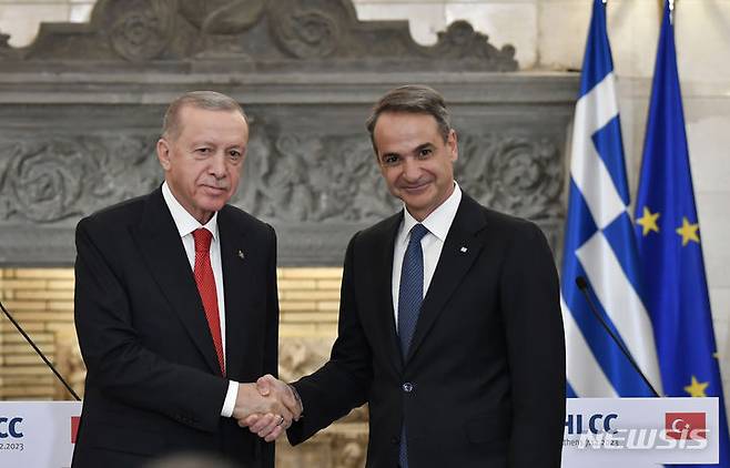 [아테네=AP/뉴시스] 레제프 타이이프 에르도안 튀르키예 대통령(왼쪽)과 키리아코스 미초타키스 그리스 총리가 지난해 12월7일(현지시각) 그리스 아테네에서 열린 정상회담 후 기자회견에서 악수하고 있다. 2024.05.13.