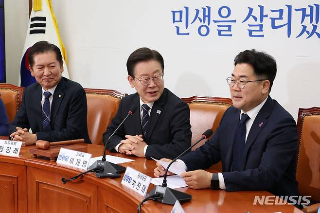 [서울=뉴시스] 조성우 기자 = 이재명 더불어민주당 대표가 8일 오전 서울 여의도 국회에서 열린 최고위원회의에서 발언하고 있다. 2024.05.08. xconfind@newsis.com