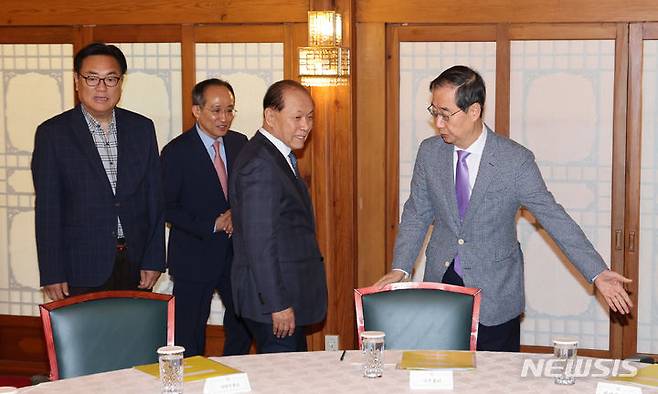 [서울=뉴시스] 황준선 기자 = 한덕수 국무총리, 황우여 국민의힘 비상대책위원장, 추경호 국민의힘 원내대표, 정진석 대통령실 비서실장 등 참석자들이 12일 오후 서울 종로구 국무총리 공관에서 열린 고위당정협의회에 참석하고 있다. 2024.05.12. hwang@newsis.com