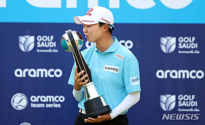 [고양=뉴시스] 김선웅 기자 = 프로골퍼 김효주가 12일 경기 고양시 뉴코리아 CC에서 열린 레이디스 유러피언 투어 아람코 팀 시리즈 2024 시상식에서 개인전 우승 트로피에 입을 맞추며 세레머니를 하고 있다. 2024.05.12. mangusta@newsis.com