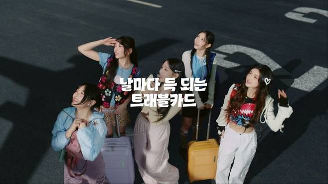 [서울=뉴시스] 신한 SOL트래블 체크카드 광고 이미지. (사진=제일기획 제공) 2024.05.13. photo@newsis.com *재판매 및 DB 금지