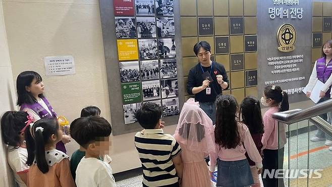 [안양=뉴시스] 안양형 새싹 프로젝트 운영 현장. (사진=안양시 자원봉사센터 제공).