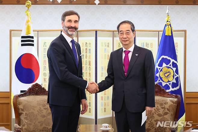 [서울=뉴시스]한덕수 국무총리가 13일 정부서울청사에서 유라이 블라나르 슬로바키아 외교장관을 접견을 접견하고 양국 협력 확대 방안에 대해 논의했다. 총리실 제공