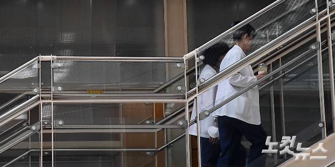 정부의 의대증원 강행에 반대하는 의대 교수들이 집단 휴진에 돌입한 지난 10일 서울시내 한 대학병원에서 이동하는 의료진의 모습. 황진환 기자