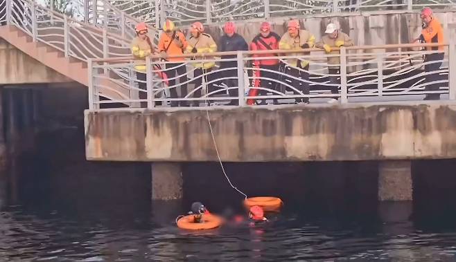 13일 오전 5시 30분쯤 부산 영도구 해상에 빠진 20대 남성이 부산해경에 구조됐다. 부산해양경찰서 제공