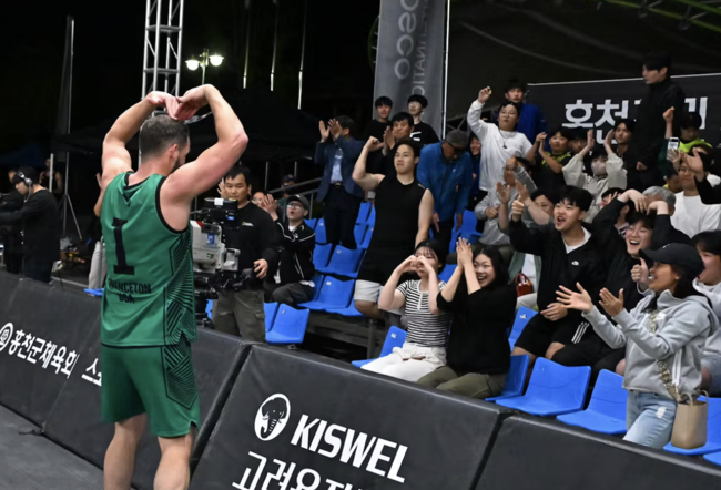[사진] 한국문화에 푹 빠진 외국선수들 / FIBA 제공