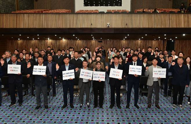 경북문화관광공사는 13일 공사 대회의장에서 전 직원이 참석한 가운데 '윤리경영실천 결의대회'를 개최한 뒤 기념촬영을 하고 있다. 공사 제공