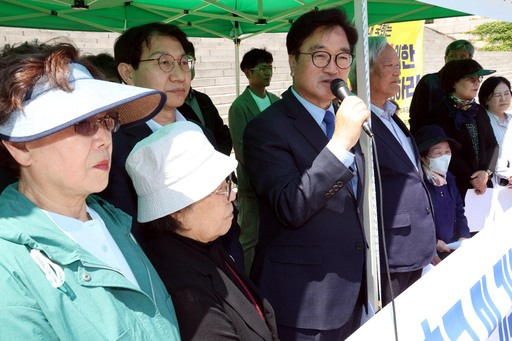 우원식 더불어민주당 의원이 13일 서울 여의도 국회 본청 계단에서 열린 민주유공자법 국회 본회의 통과 촉구 및 거부권 거부 기자회견에서 발언을 하고 있다. 뉴시스