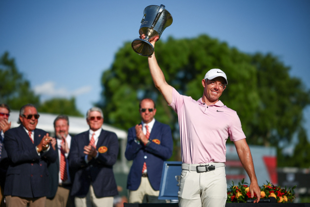 로리 매킬로이가 13일 웰스파고 챔피언십에서 우승한 뒤 트로피를 번쩍 들어 올리고 있다. PGA 투어 2개 대회 연속 우승이다. AFP연합뉴스