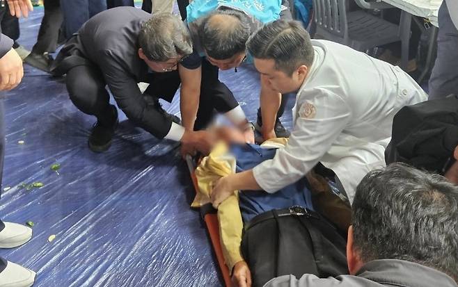 의사 출신 홍태용 시장(왼쪽 첫 번째)이 응급처치를 돕고 있다. 사진제공｜김해시