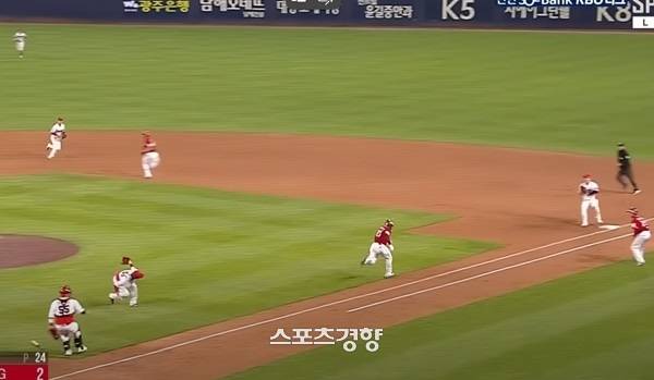 지난 10일 광주 KIA-SSG전에서 SSG 타자 에레디아(빨간 상의)가 3피트 구역을 벗어나 잔디 위로 달리는 가운데 KIA 투수 전상현이 1루로 송구하고 있다. 티빙 중계 화면 캡처