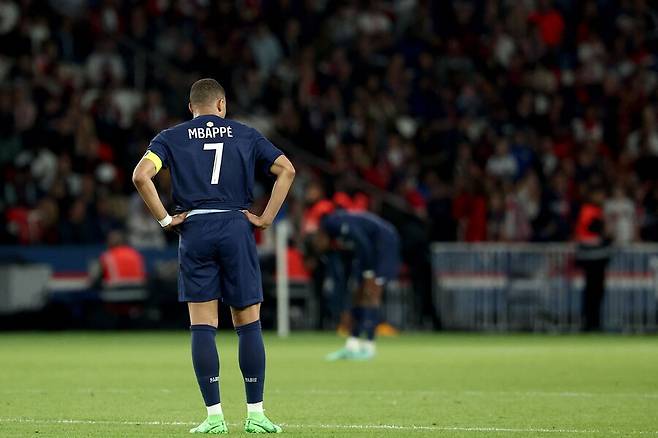 ▲ 음바페는 3일 오전 4시(한국시간) 프랑스 파리에 위치한 파르크 데 프랭스에서 열리는 2023-24시즌 프랑스 리그앙 33라운드에서 툴루즈전에서 캡틴 완장을 두르고 툴루르전에 뛰었다. 선발로 출전한 이강인과 웃으며 터널에 지나가는 장면이 중계 화면을 통해 전달됐다. 파리 생제르맹은 음바페를 포함해 이강인, 바르콜라, 아센시오, 솔레르, 우가르테, 무키엘레, 다닐루, 슈크리니아르, 자구에, 테나스가 선발 베스트로 출격했다. 이강인은 하프 스페이스 침투 혹은 오른쪽 측면으로 파고 들면서 파리 생제르맹 공격을 도왔다. 후반전엔 아센시오에게 매서운 크로스를 전달했지만 전방에서 결정력이 떨어져 공격 포인트를 쌓지 못했다. 루이스 엔리케 감독은 후반 18분 우스망 뎀벨레와 이강인을 교체해 그라운드에 변화를 줬다. 음바페는 풀타임으로 활약하며 득점포를 조준했다 ⓒ연합뉴스/AFP