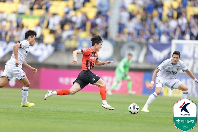 양민혁(가운데). /사진=한국프로축구연맹 제공