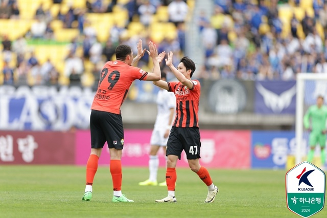 강원FC 야고(왼쪽)와 양민혁. /사진=한국프로축구연맹 제공