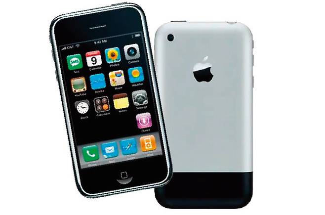 2007년 출시된 애플 아이폰 1세대. 스마트폰 시장 패권을 둘러싼 경쟁에서 여러 브랜드가 명멸했다. [위키피디아]