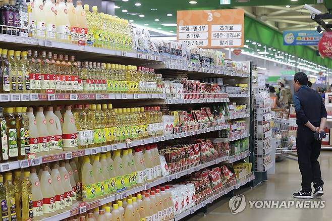 먹거리 물가 오름세 지속 (서울=연합뉴스) 강민지 기자 = 가공식품 실구매가가 1년 새 6%가량 오른 것으로 나타난 14일 서울의 한 대형마트에서 시민이 식용유를 고르고 있다. 식용유(100mL)는 지난해 1분기 평균 643.3원에서 올해 1분기 963.7원으로 49.8% 올라 가장 높은 상승률을 기록했다. 2024.4.14 mjkang@yna.co.kr