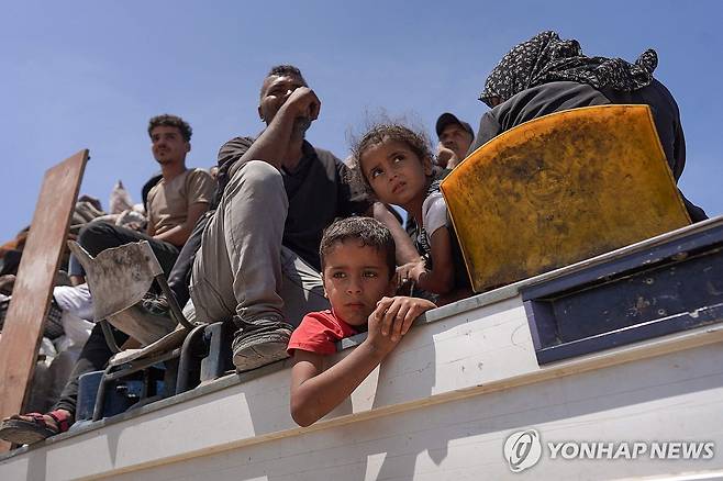 안전지대를 찾아 라파를 떠나는 팔레스타인 피란민들 [AFP 연합뉴스자료사진. 재판매 및 DB 금지]