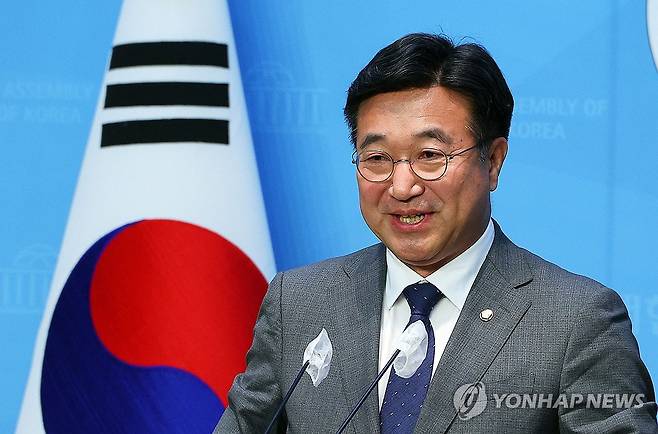 원포인트 개헌 요구하는 윤호중 의원 (서울=연합뉴스) 한종찬 기자 = 더불어민주당 윤호중 의원이 13일 오전 국회 소통관에서 열린 원포인트 개헌 요구 기자회견에서 발언하고 있다. 2024.5.13 saba@yna.co.kr