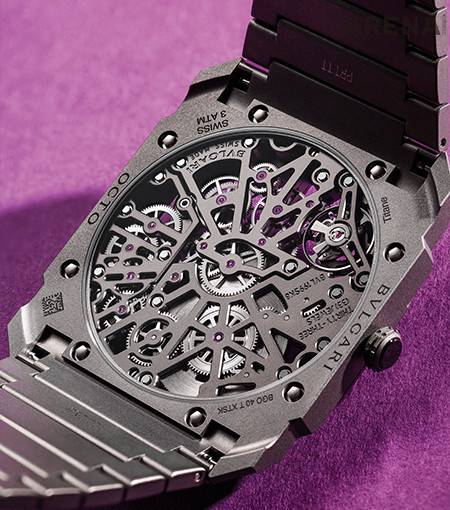 무브먼트를 뒤에서 본 모습. 스켈레톤 무브먼트 중에서도 작동 구조를 많이 드러낸 편이다.