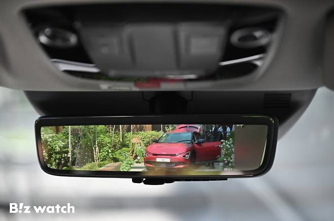 '더 뉴 EV6'에는 디지털 미러가 탑재됐다./사진=이명근 기자 qwe123@