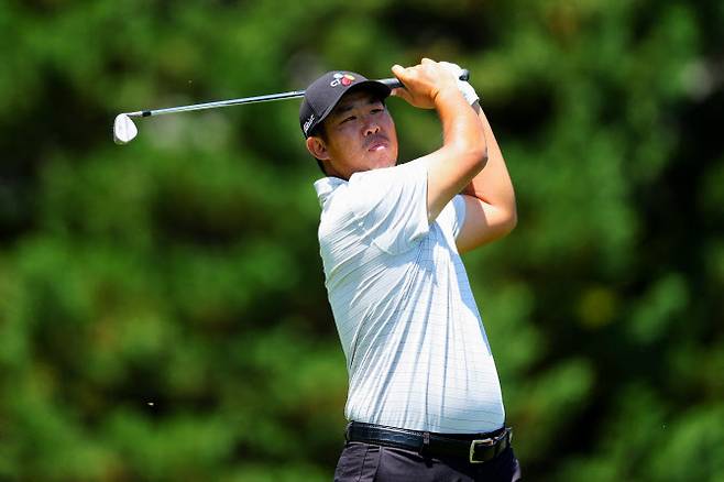안병훈이 PGA 투어 웰스파고 챔피언십 4라운드 4번홀에서 아이언샷을 하고 있다. (사진=AFPBBNews)